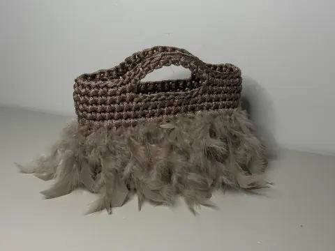 Borsa con piume color tortora