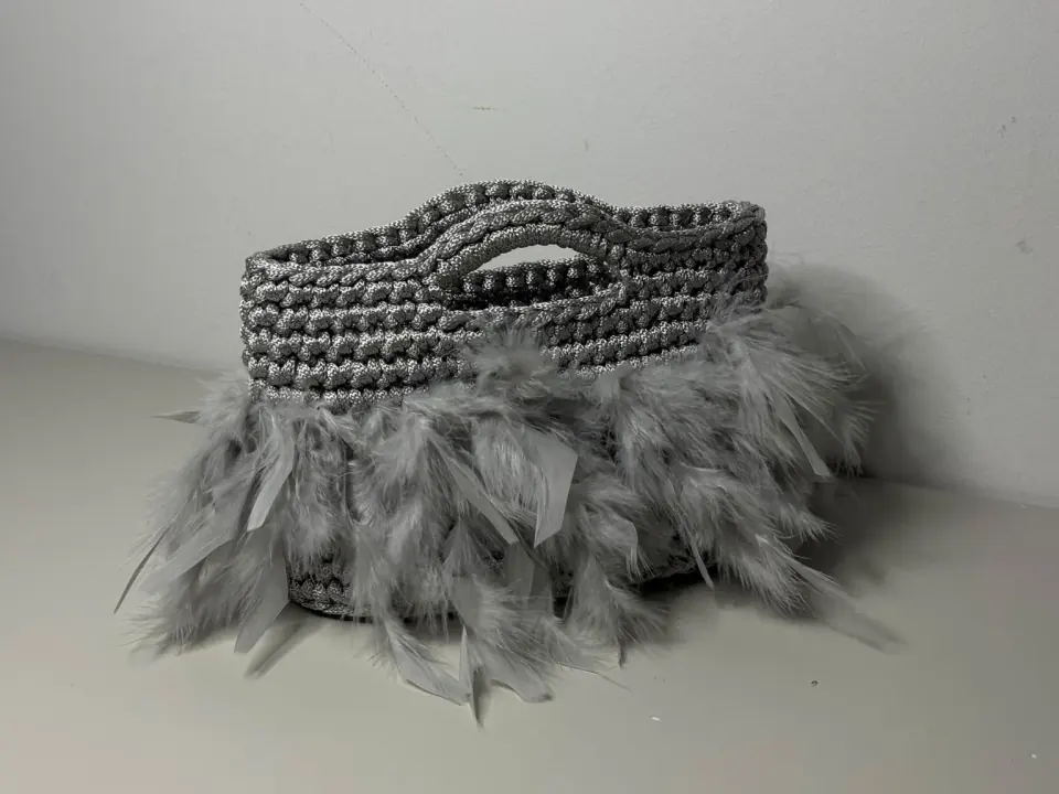 Borsa con piume color perla